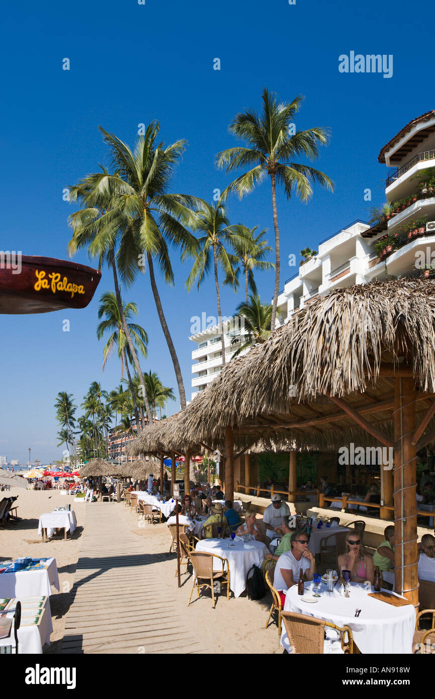 El restaurante frente a la playa, Playa Los Muertos aka Playa del Sol, Puerto  Vallarta, Jalisco, México Fotografía de stock - Alamy