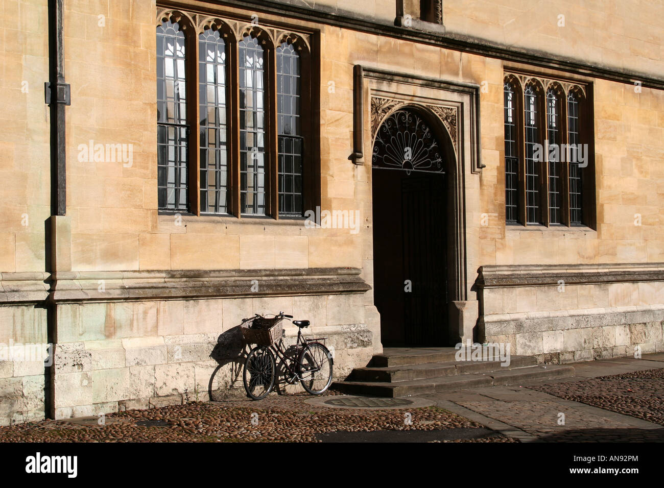 Bicicleta fuera de la antigua entrada a la Bodleian Library, Oxford Foto de stock
