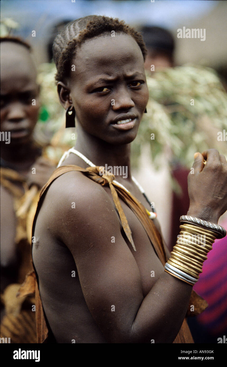joven bella mujer de la tribu en la parte inferior del valle de Omo Etiopía Fotografía de stock - Alamy