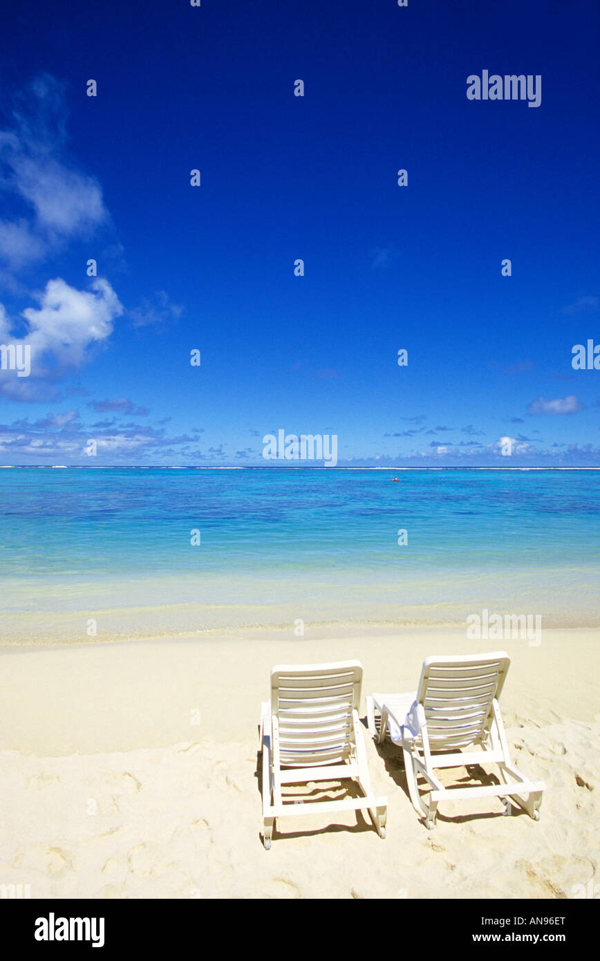 Sillas de playa en la playa de postal atolón de Rarotonga Islas Cook Foto de stock