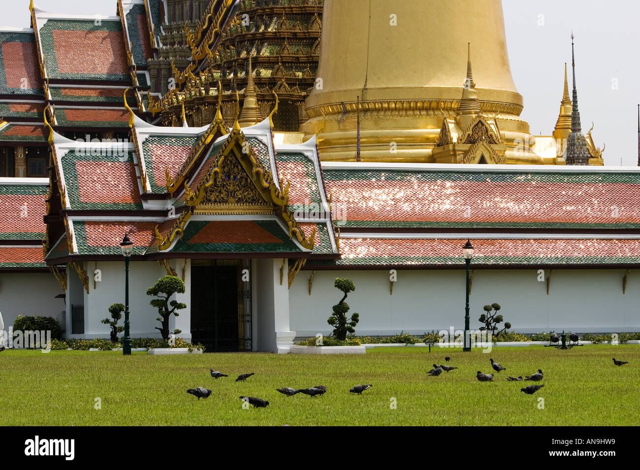 Los techos de los Prasat Phra Thep Bidon y Phra Sri Ratana Chedi Bangkok Thailand Foto de stock