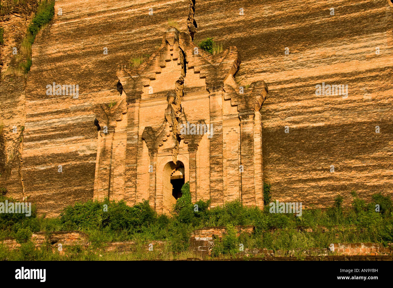 Mingun Pahtodawgyi Mungun en Birmania es un gran stupa inconclusa Foto de stock