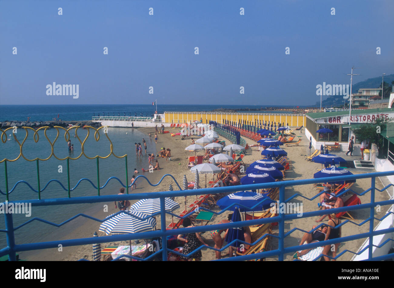 Playa con cabinas de baño tumbonas sombrillas San Remo Italia Liguria Foto de stock