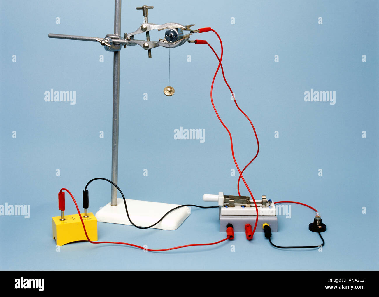 La caída del peso tiene la energía cinética que es convertida en energía  eléctrica y se encenderá la lámpara Fotografía de stock - Alamy