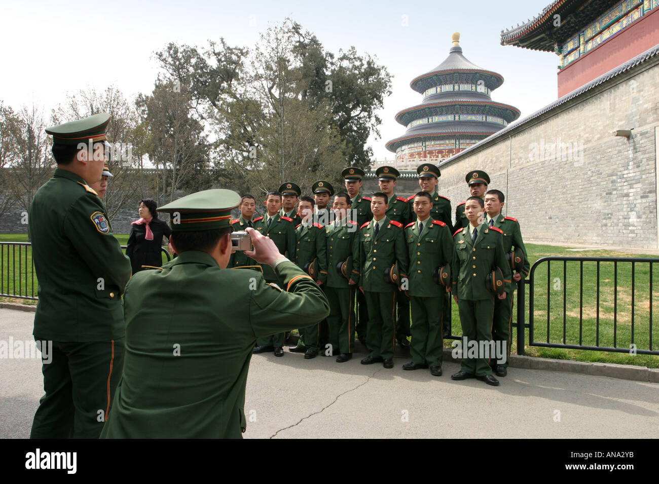 Los soldados chinos tener fotos tomadas fuera del Templo del Cielo en Pekín, China Foto de stock