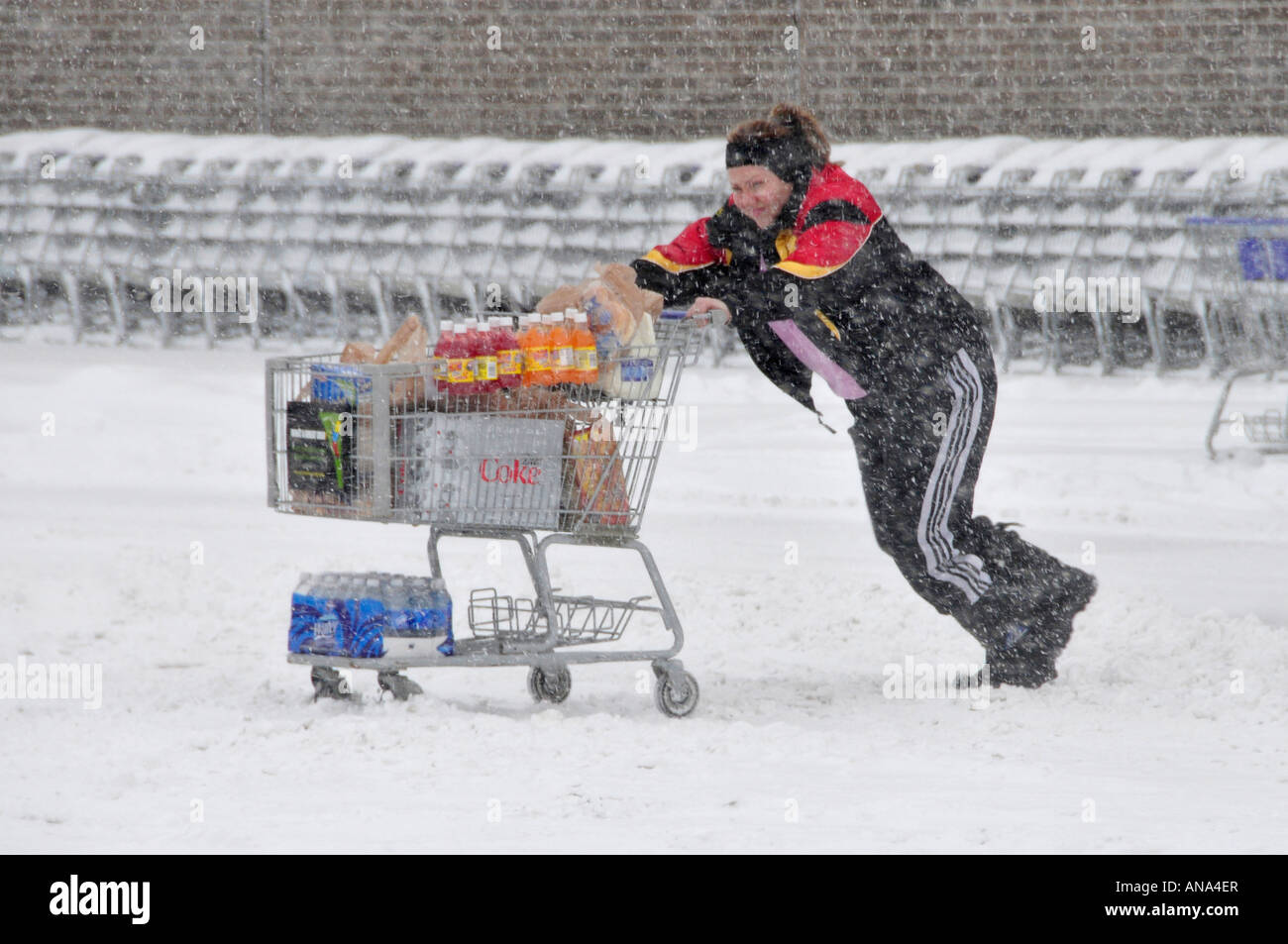Tiendas de comestibles durante una tormenta de nieve de invierno durante la temporada de invierno en los suburbios de Detroit, Michigan Foto de stock