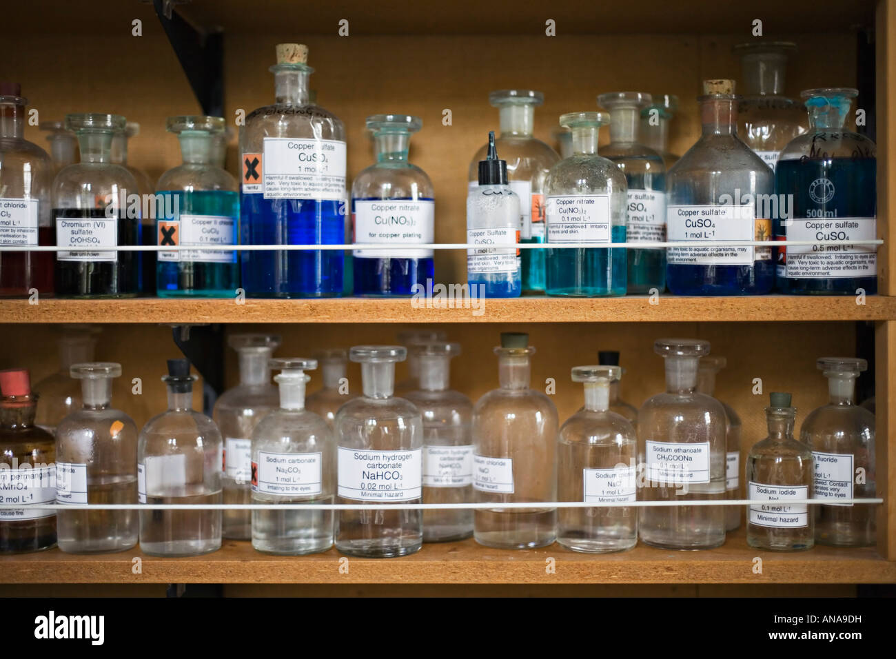Almacén de productos químicos de laboratorio escolar Fotografía de stock Alamy Almacén de productos químicos de laboratorio escolar Fotografía de stock Alamy