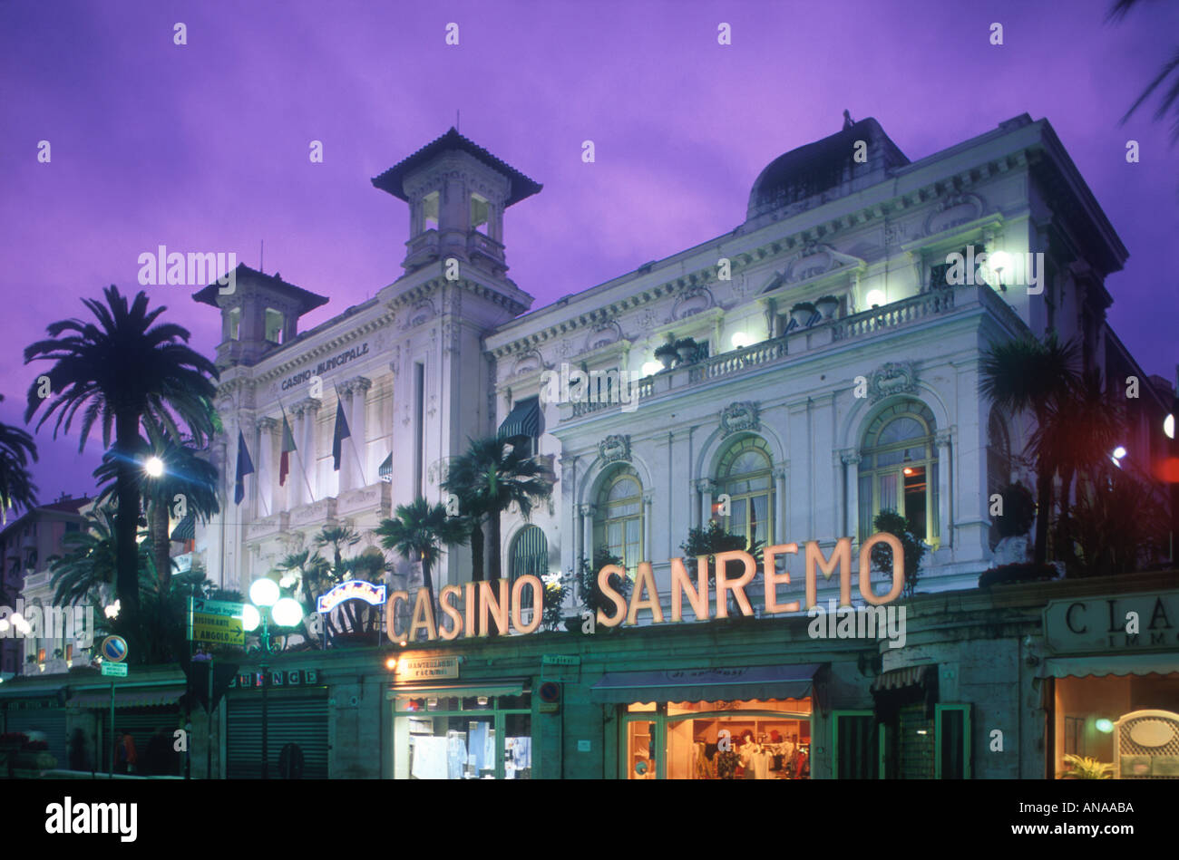 Fachada de la Gambling Casino Municipal por noche San Remo Liguria Italia Foto de stock