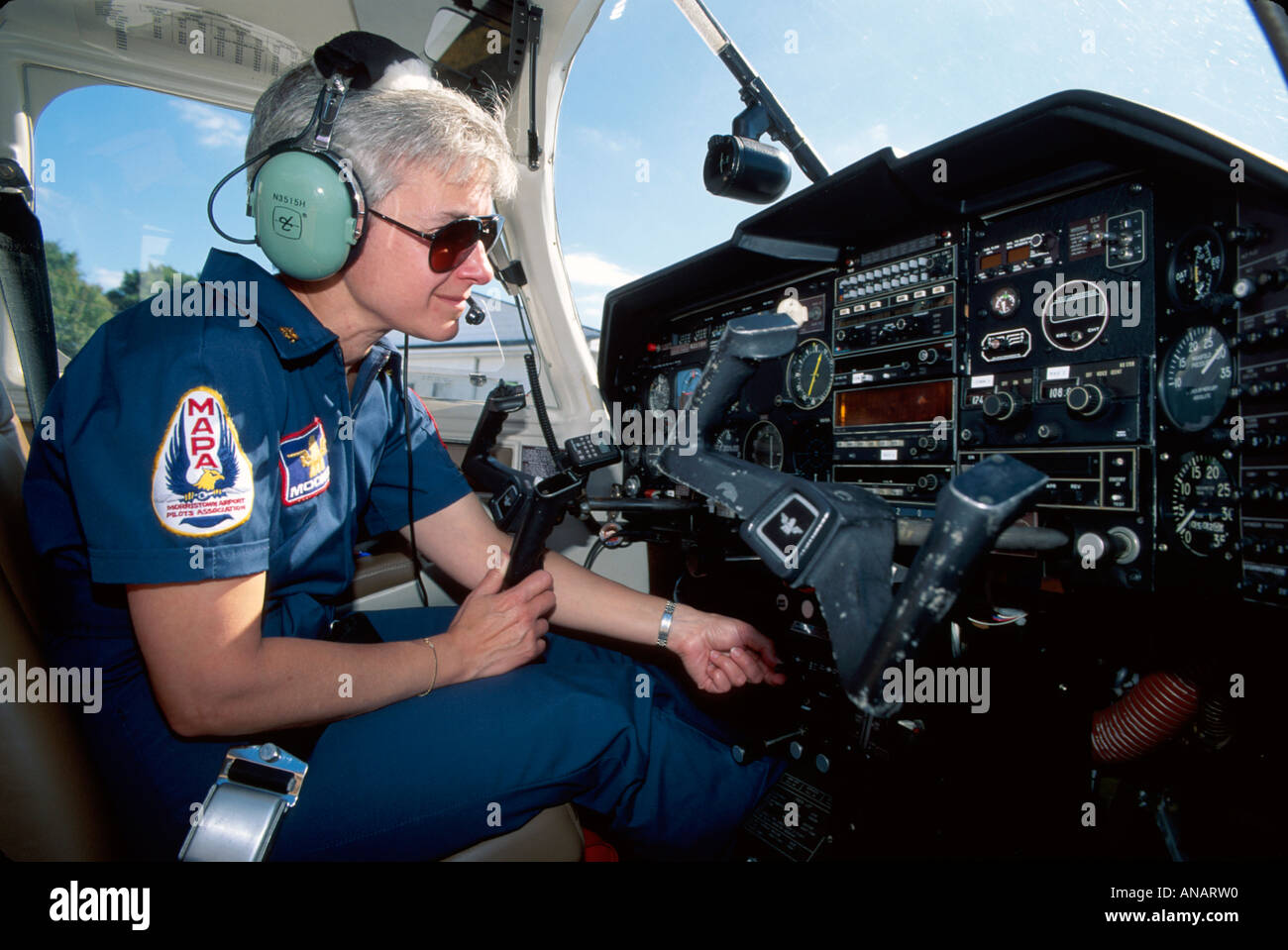 New Jersey,Lincoln Park Airport,woman pilot,avión  privado,avión,instrumentos,auriculares,cabina,vuelo,vuelo,visitantes viaje  recorrido turístico Fotografía de stock - Alamy