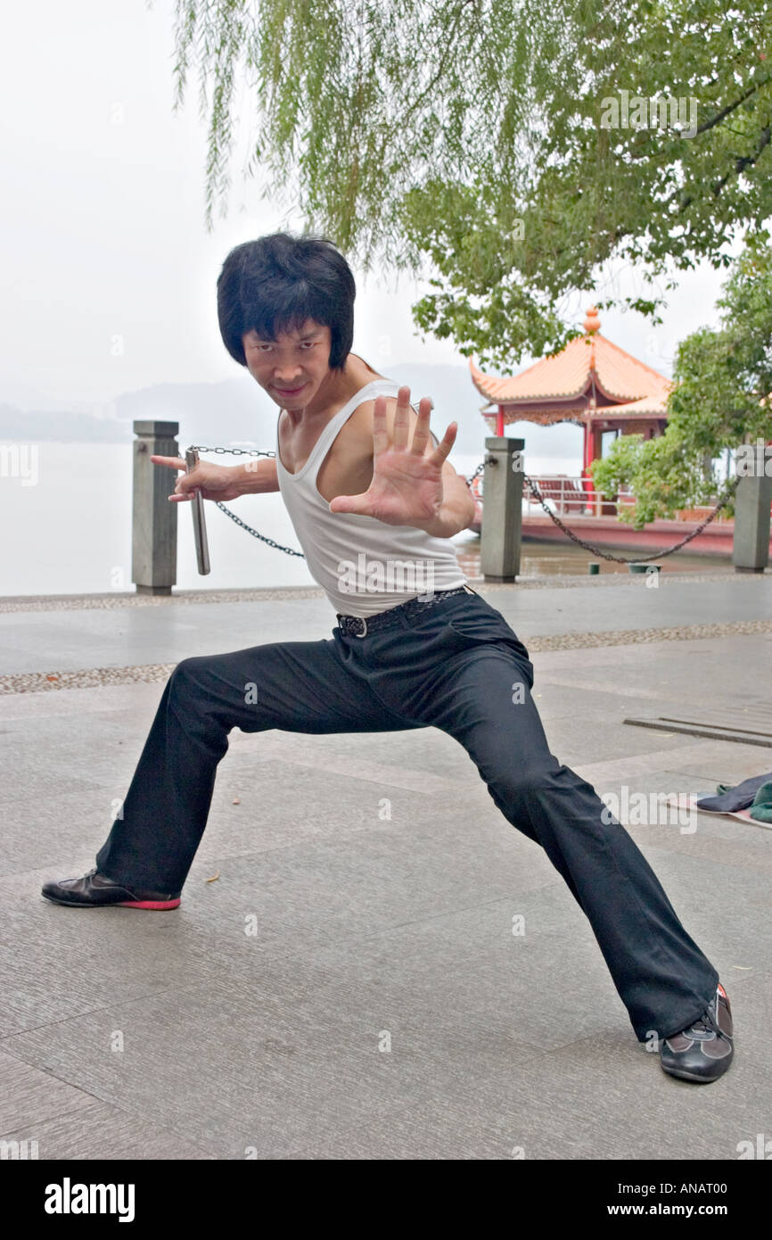 Bruce Lee lookalike realiza artes marciales en las orillas del Lago Oeste de Hangzhou China Foto de stock