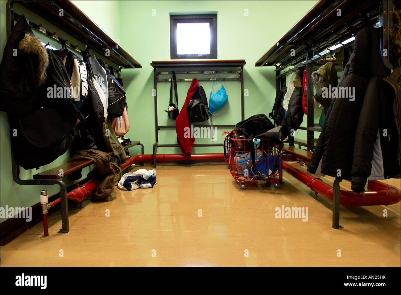 Mochila para niños colgados en sus espigas en una guardería de niños  Fotografía de stock - Alamy