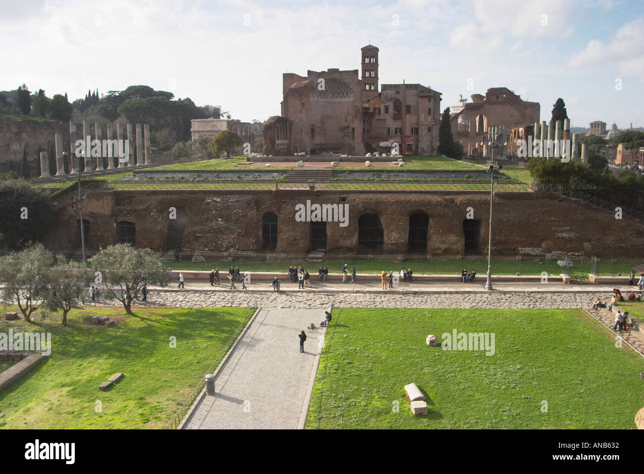 El palatino (Palatino) visto desde el coliseo de roma. Aquí es donde los palacios de los emperadores, una vez redactado. Foto de stock