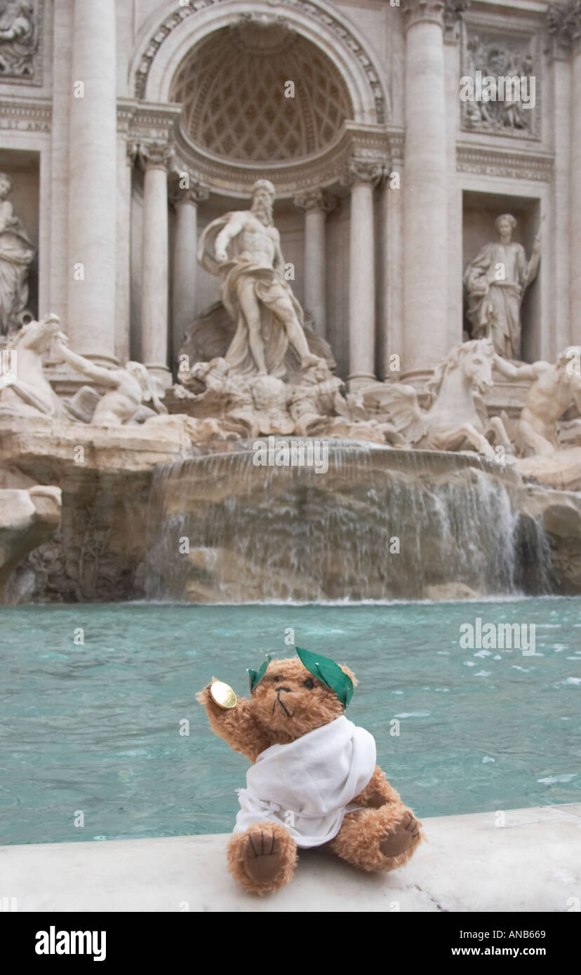 Beni tirar una moneda en la fontana di Trevi (Fontana di Trevi) en Roma. La fuente fue diseñada por Pietro da Cortona, Bernini y Nicola Salvi, quien lo haya terminado. Foto de stock