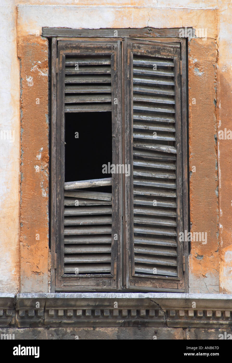 Una ventana con cierre dañado, en Roma. Foto de stock