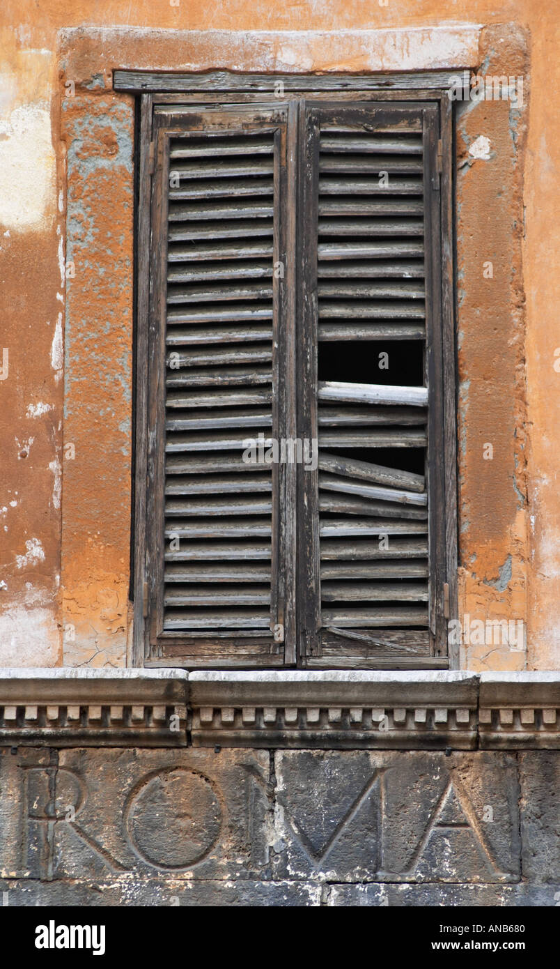 Una ventana con cierre dañado, en Roma. Foto de stock