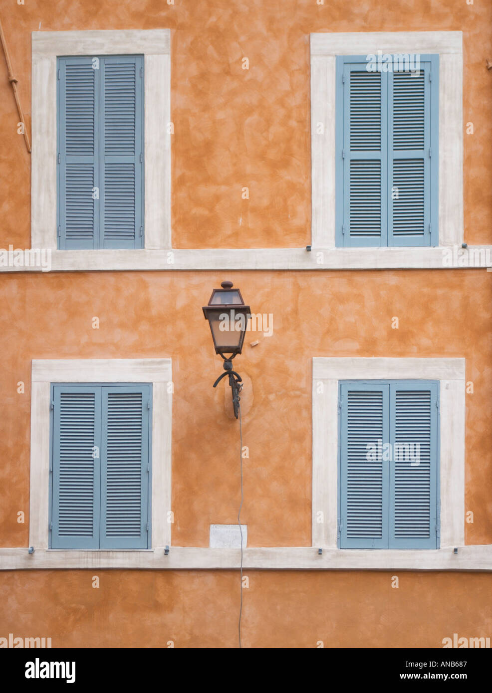 Ventanas con persianas en Roma Foto de stock