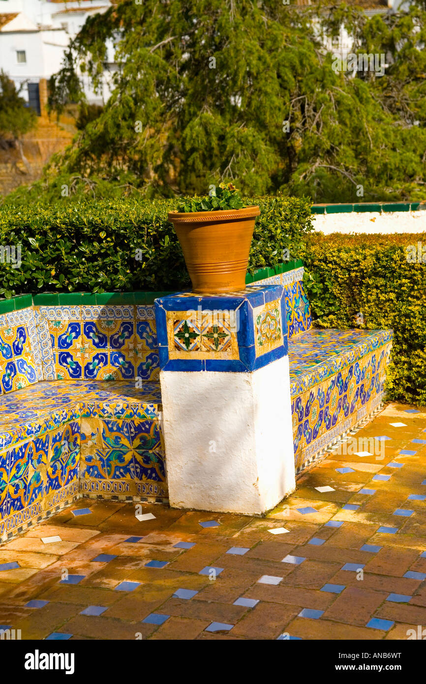 Maceta de barro sobre zócalo en español jardín con paredes de azulejos de  color azul y amarillo y terracota pavimentación Fotografía de stock - Alamy