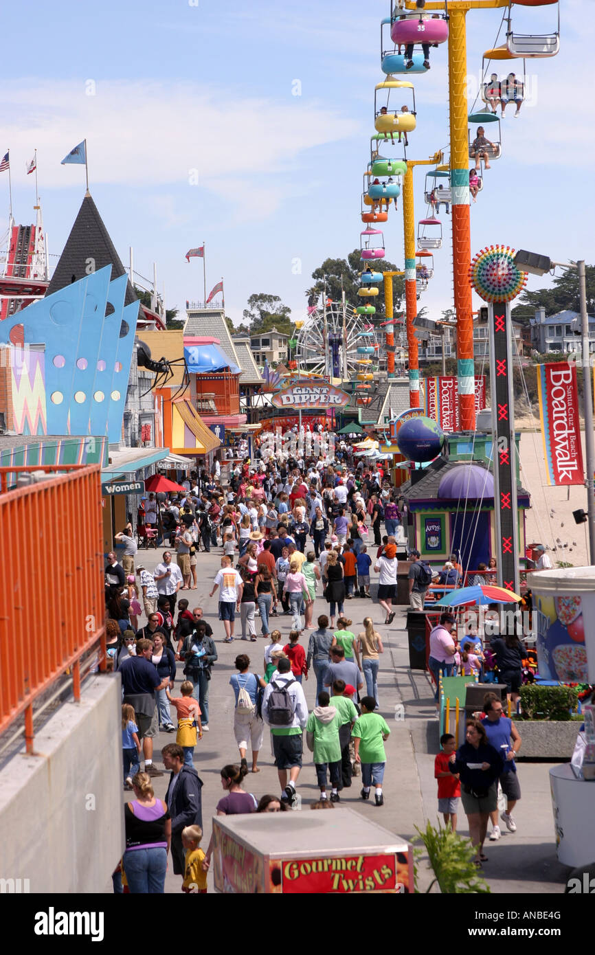 La gente en el parque de atracciones de feria el Boardwalk Santa