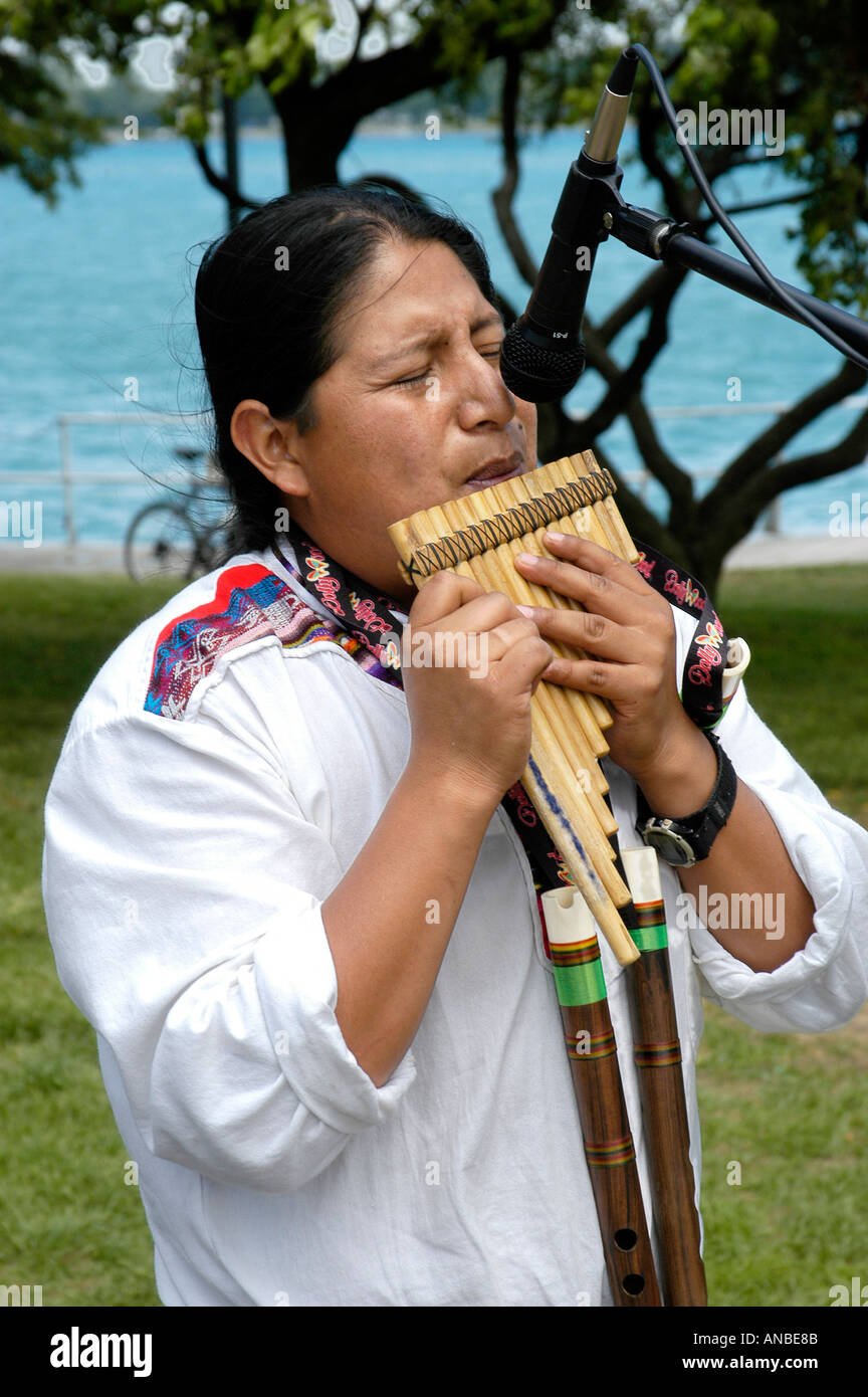 Myan Indian reproduce música con instrumentos de madera Foto de stock