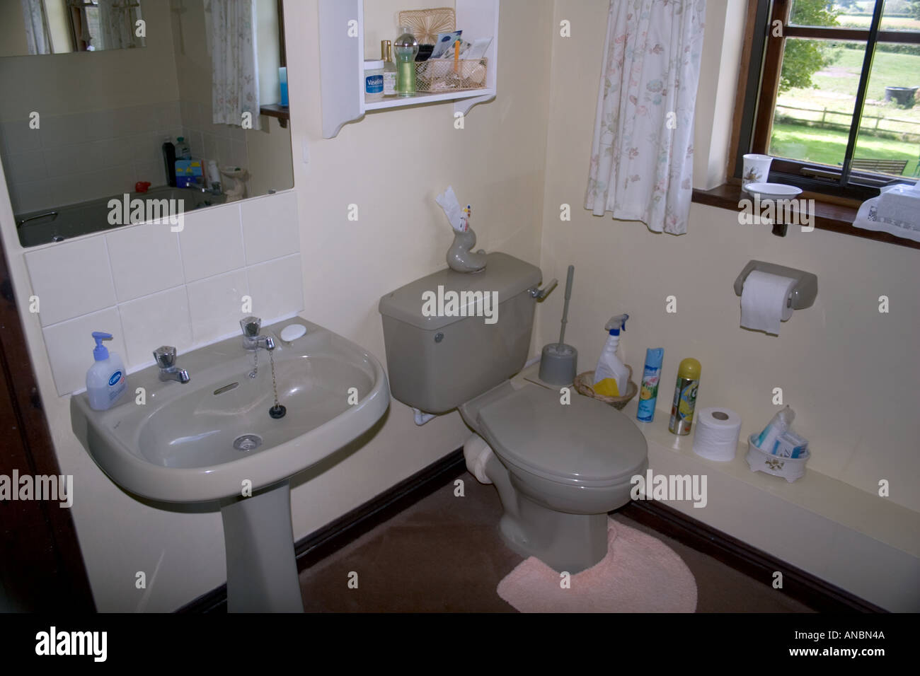 Cuarto de baño en casa de campo inglesa Fotografía de stock - Alamy