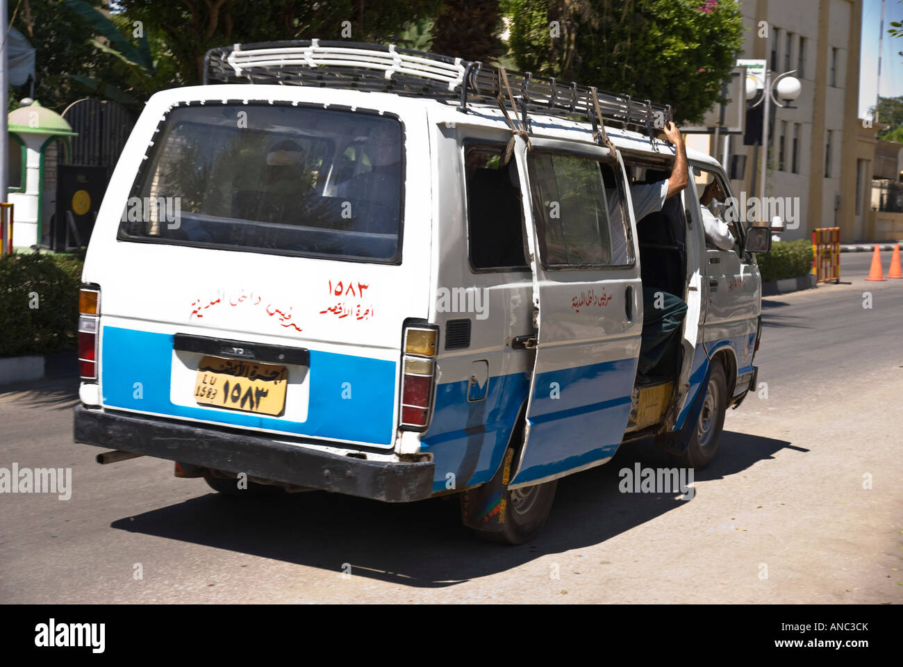 Egipto Luxor - taxi minibús para uso local no turistas Foto de stock
