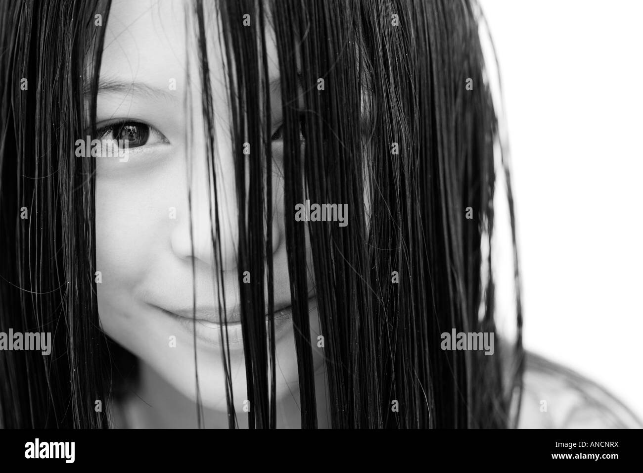 Retrato de una joven chica sonriente orientales Foto de stock