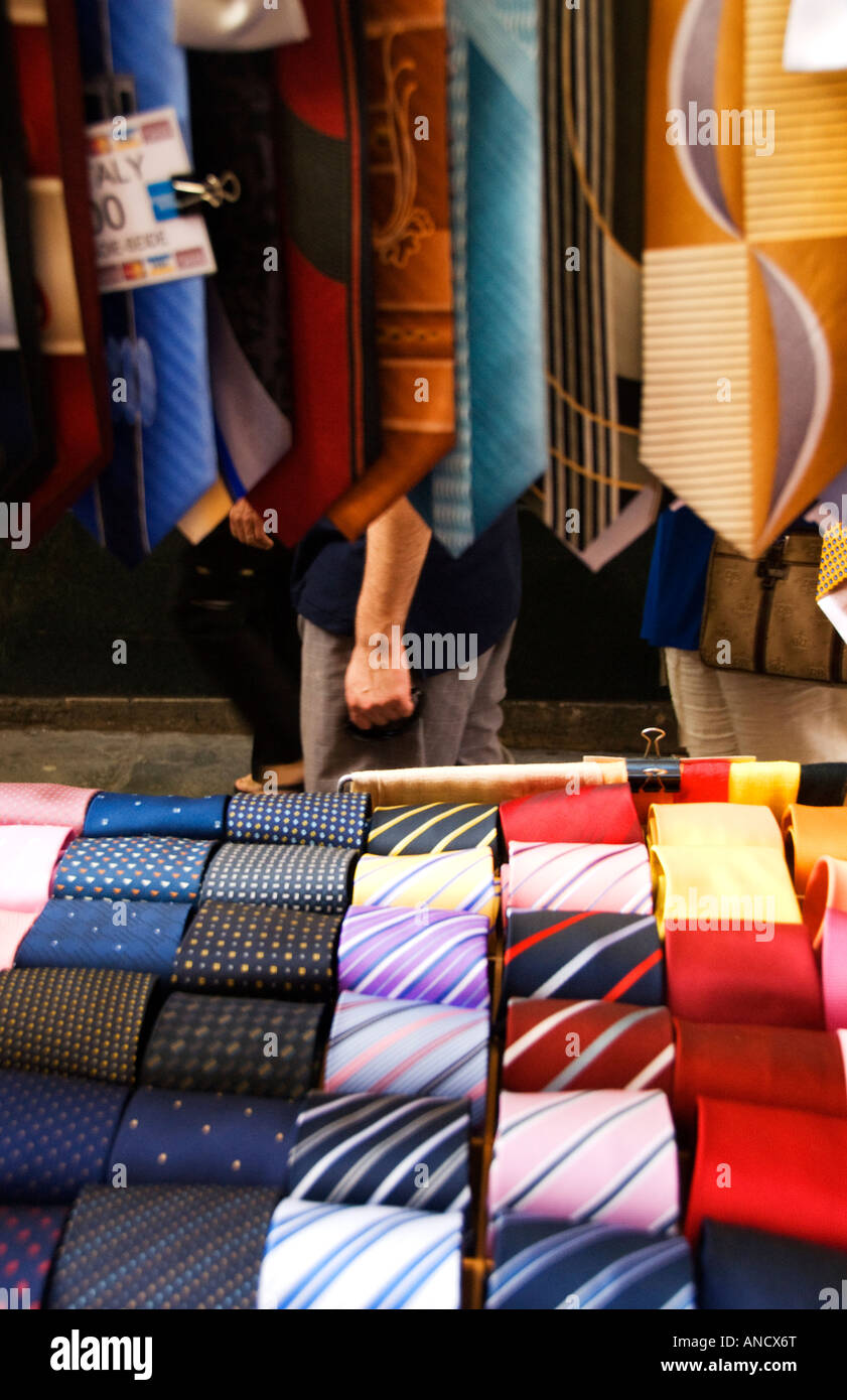 Coloridas corbatas la exhibición en el mercado de Venecia, Italia Fotografía de stock Alamy