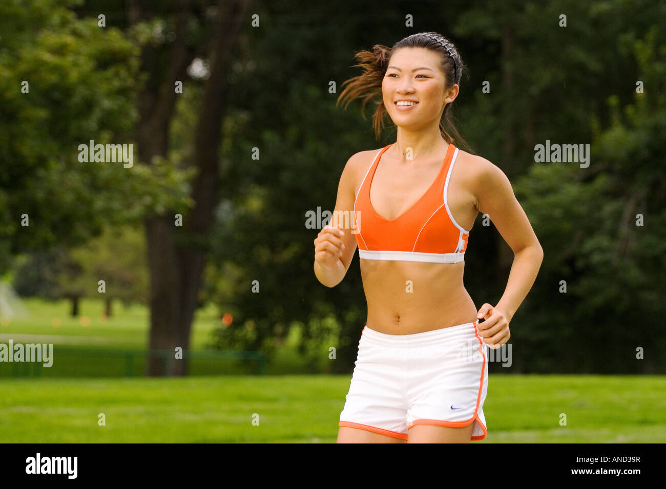Mujer Runner Corriendo Formación Vida Saludable Estilo De Vida El Deporte  De Fitness. Atleta Femenina Activa Activa Al Aire Libre Feliz Con  Aspiraciones. Hermosa Niña Mestiza De Raza Caucásica Asiática En La