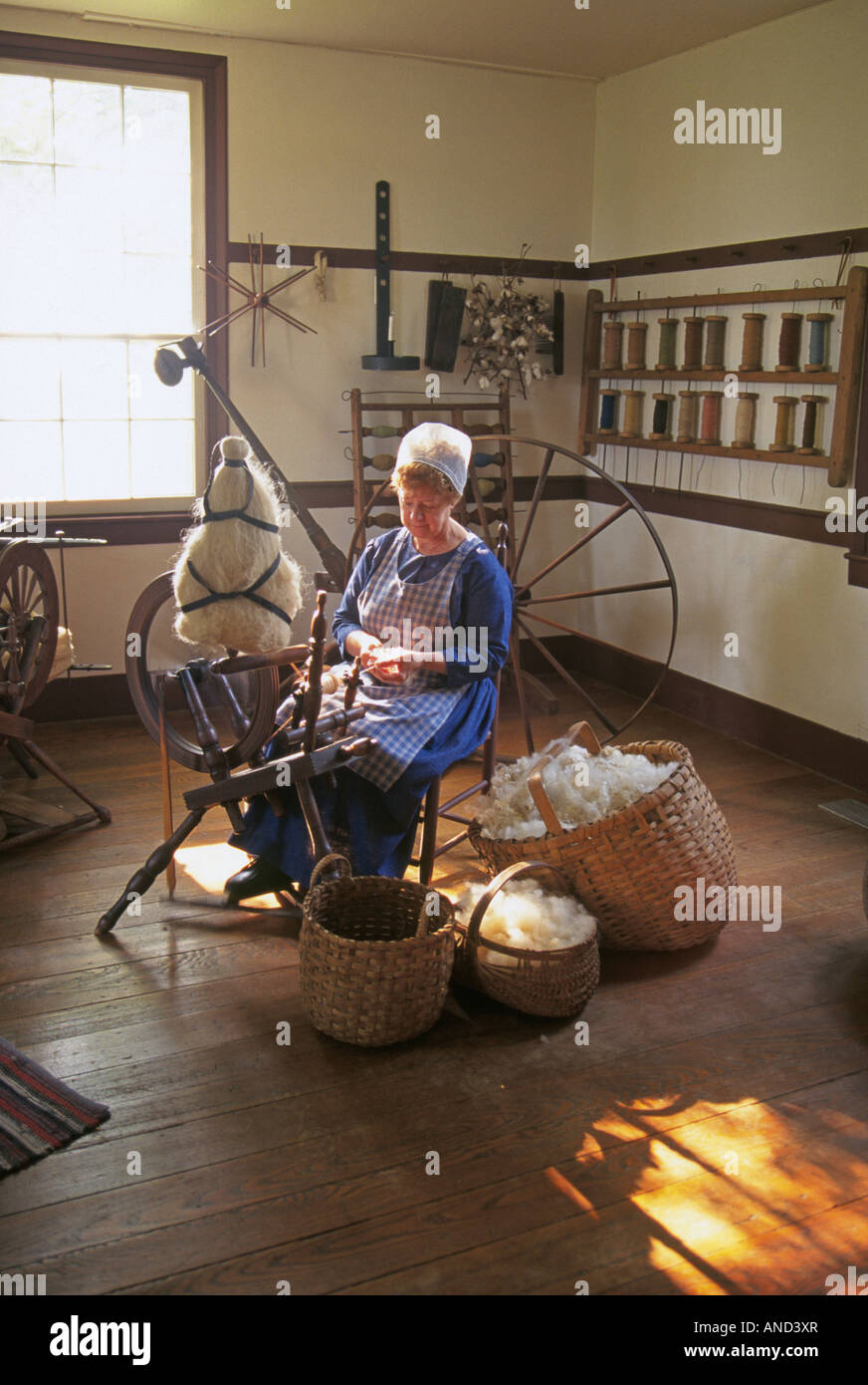 Los residentes locales visten ropa como agitador tradicionales van sobre una vida de la agricultura en la antigua ciudad de agitador restaurado Foto de stock