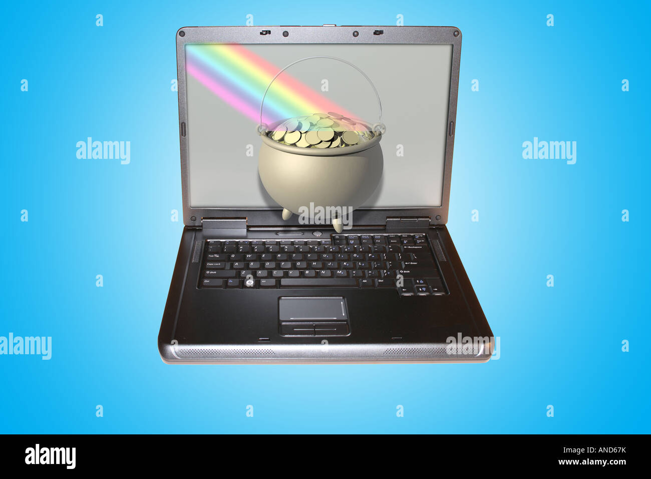 Ordenador portátil con una olla de oro al final del arco iris en la pantalla. Foto de stock