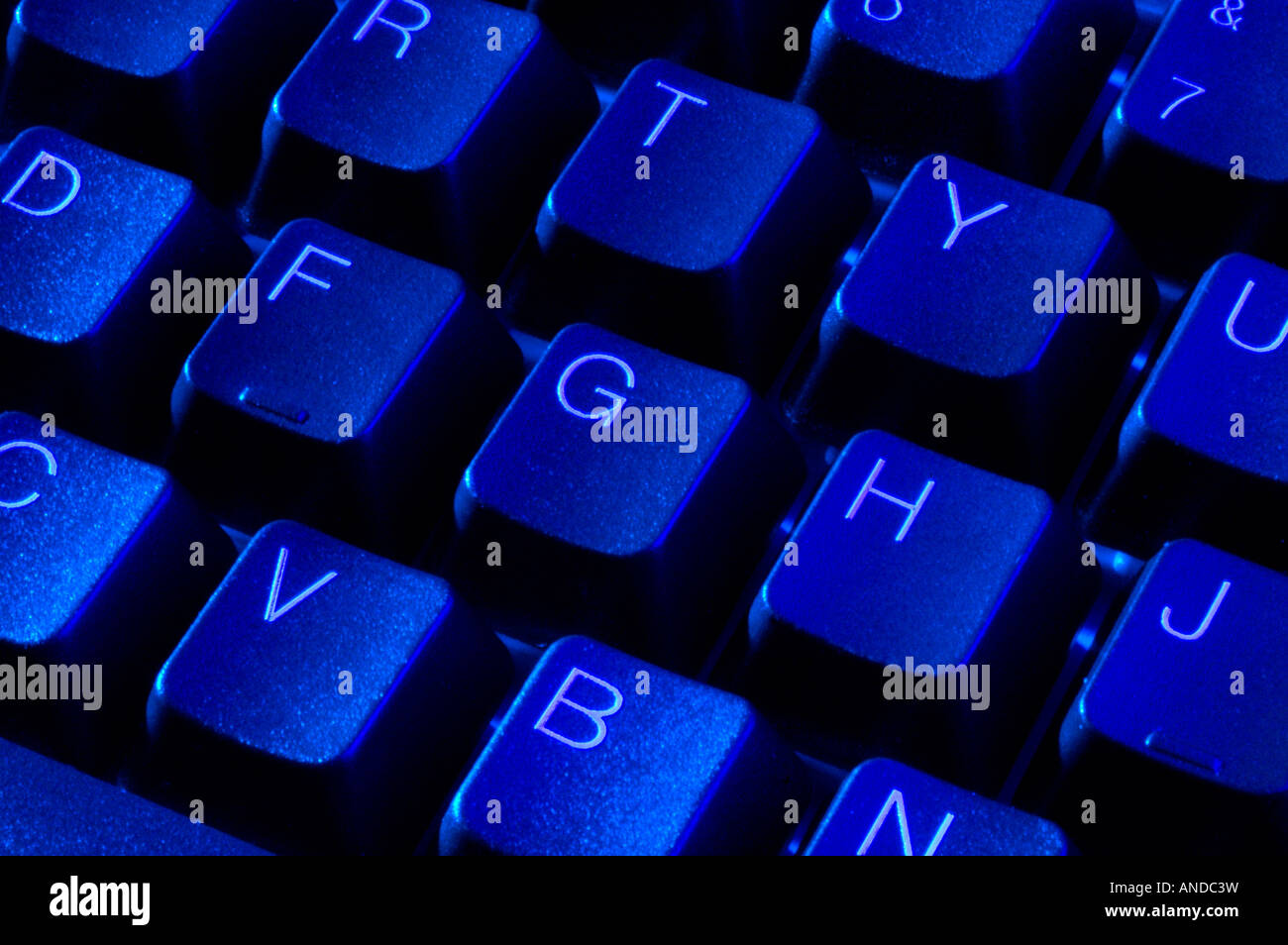 Equipo azul teclado alfanumérico con teclas QWERTY Foto de stock