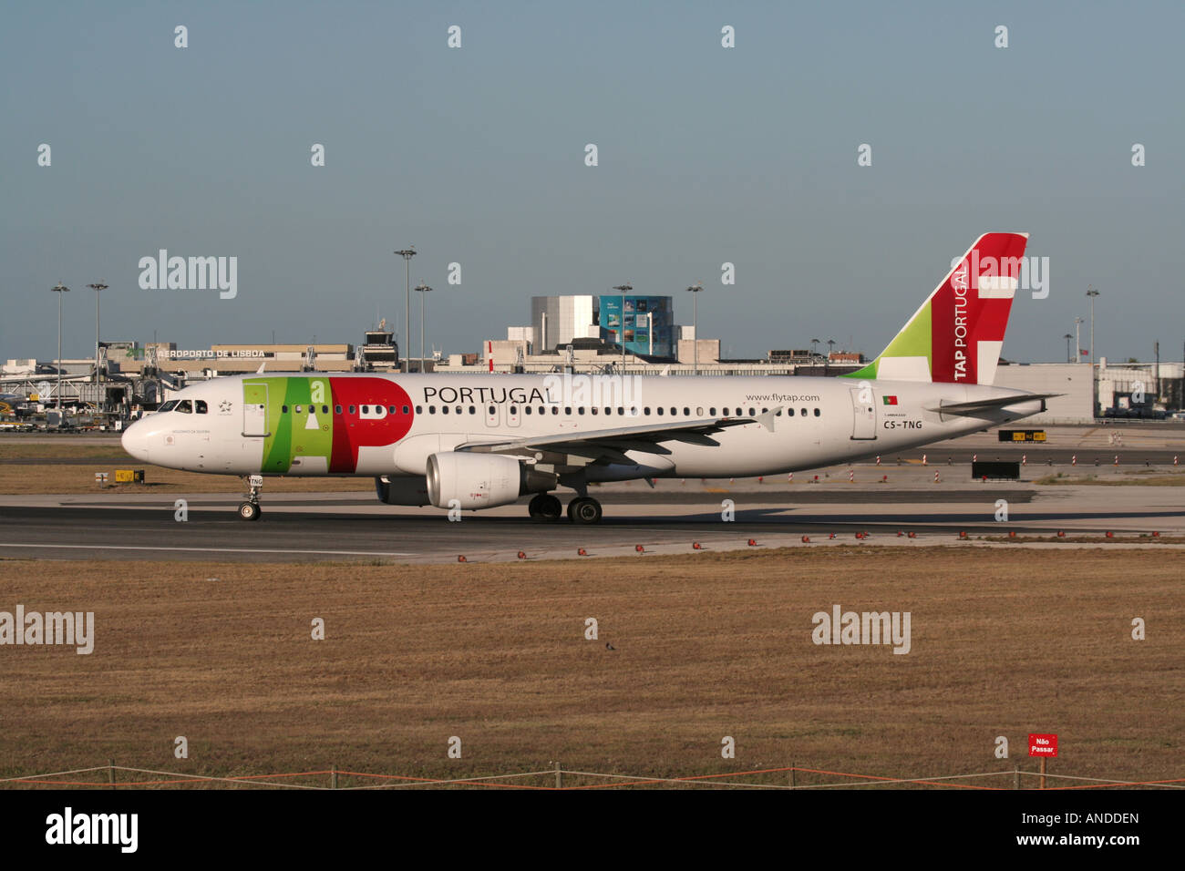 TAP Air Portugal Airbus A320 avión a reacción en tierra y girando hacia la pista de aterrizaje del aeropuerto de Lisboa antes del vuelo Foto de stock