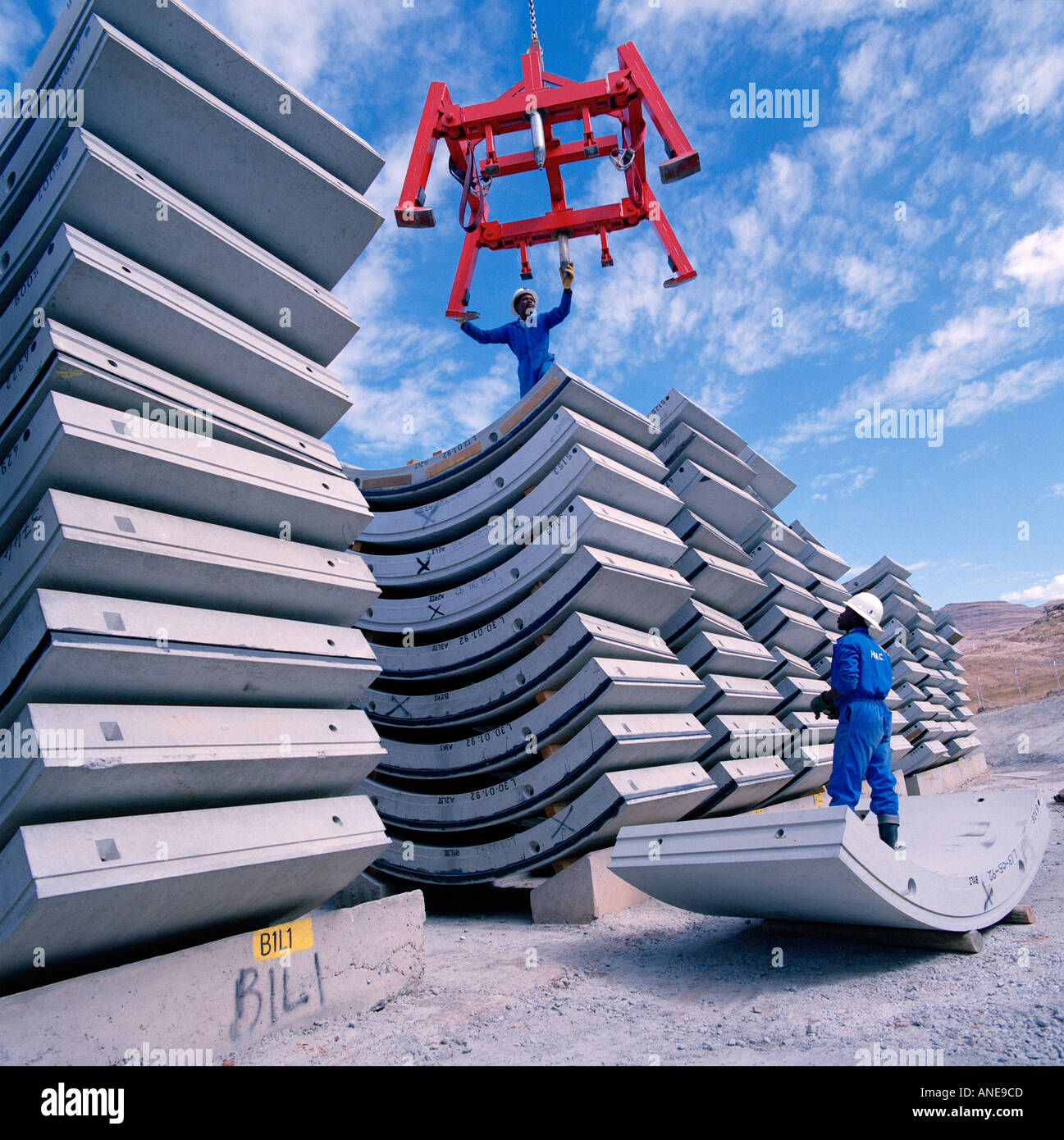 Los trabajadores pre-apilamiento de hormigón reforzado de acero fundido segmentos utilizados en la línea de un túnel en Lesotho Highlands Water Project Foto de stock