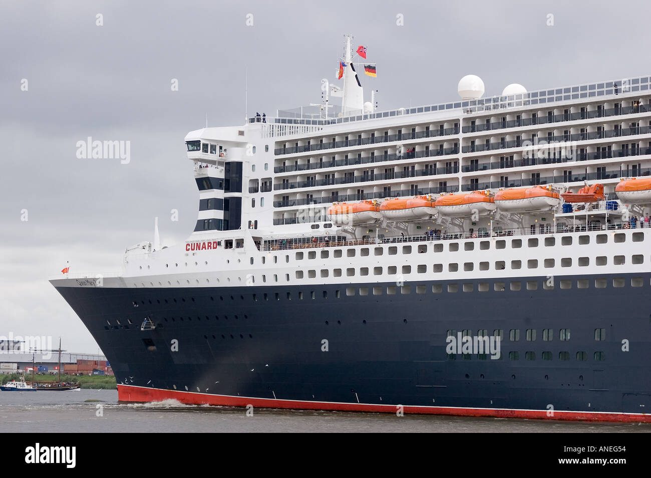 Queen Mary 2 visitas al Puerto de Hamburgo Alemania 2005 Foto de stock