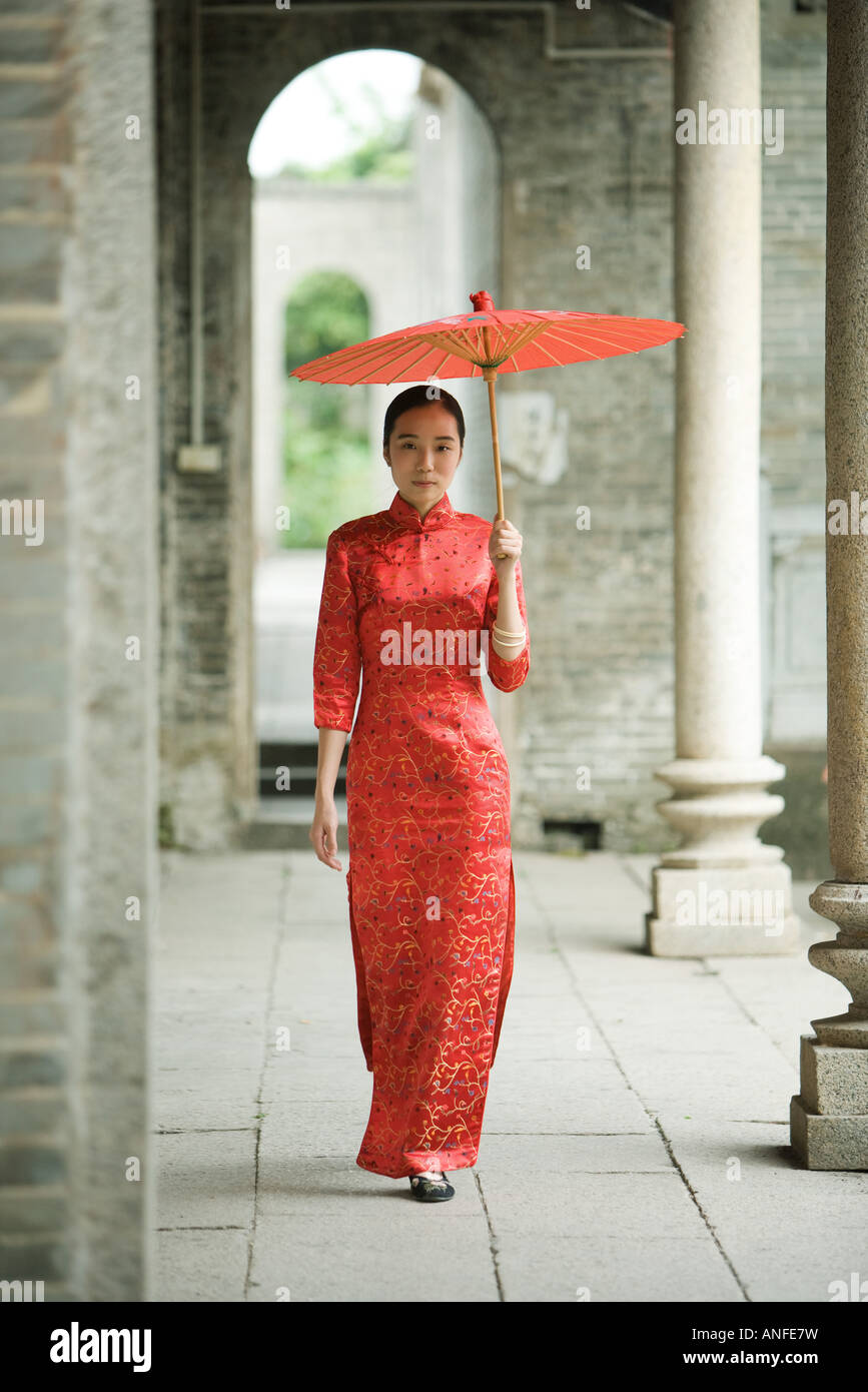Mujer joven vistiendo ropa tradicional china, caminando con sombrilla  Fotografía de stock - Alamy