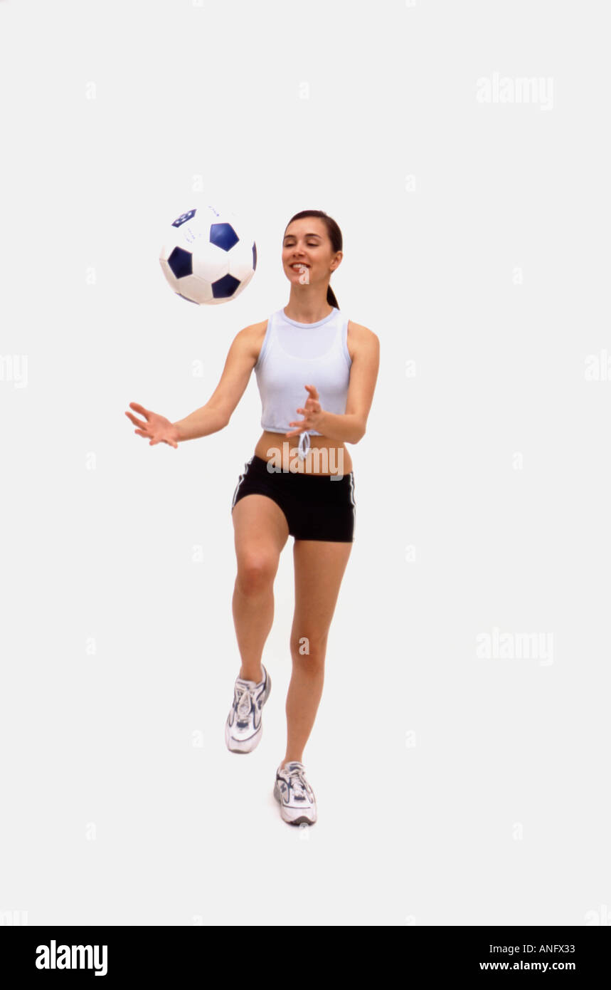 Mujeres caucásicas jugando con la pelota de fútbol Fotografía de stock -  Alamy