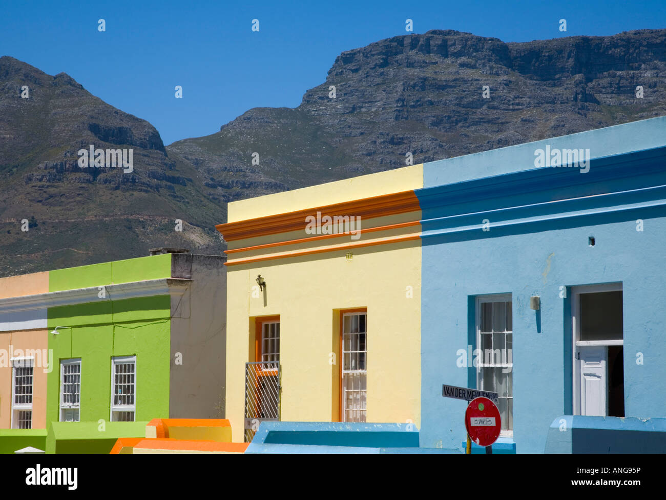 Casas multicolores en el distrito de Bo Kaap de Ciudad del Cabo con la Table Mountain en Sudáfrica la distancia Foto de stock