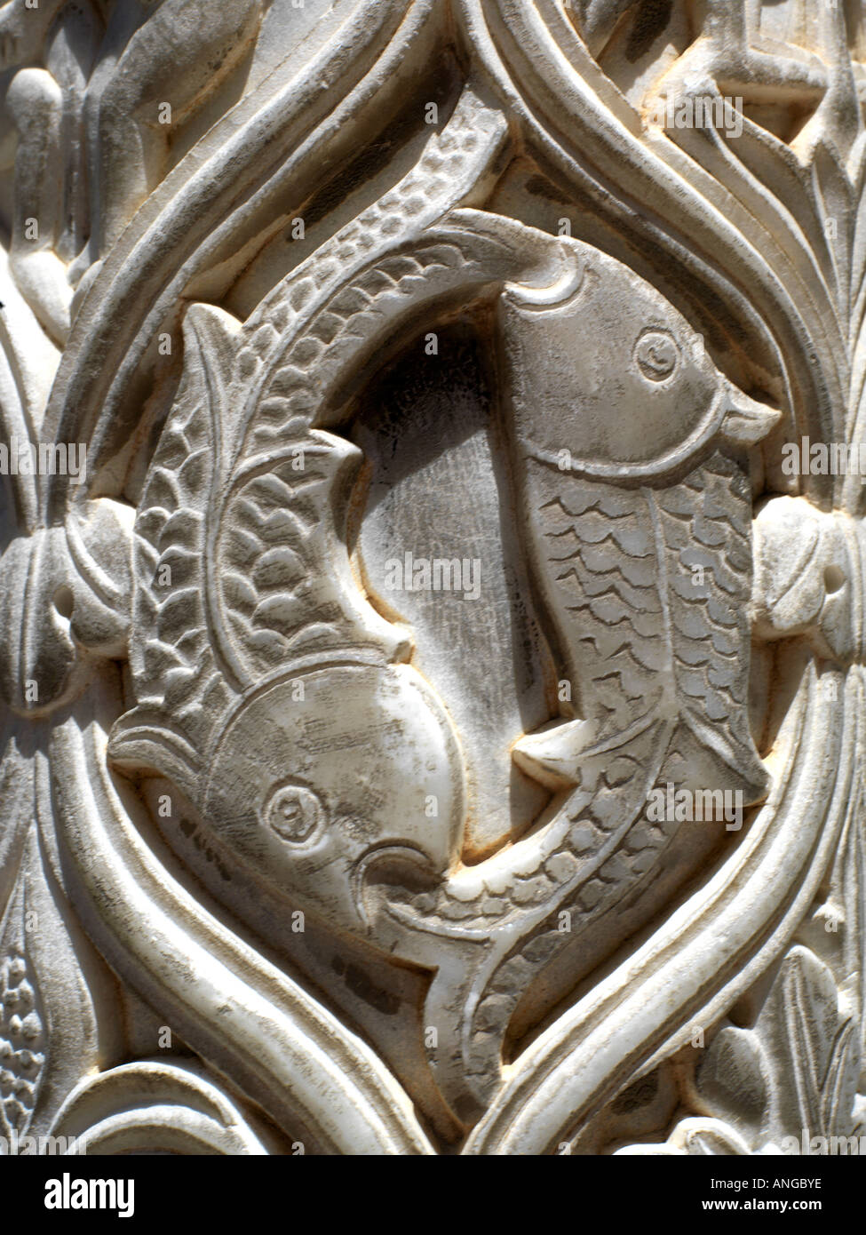 Monreale Sicilia Italia Monasterio de Monreale Claustro Detalle tallada de peces en columna de mármol Foto de stock