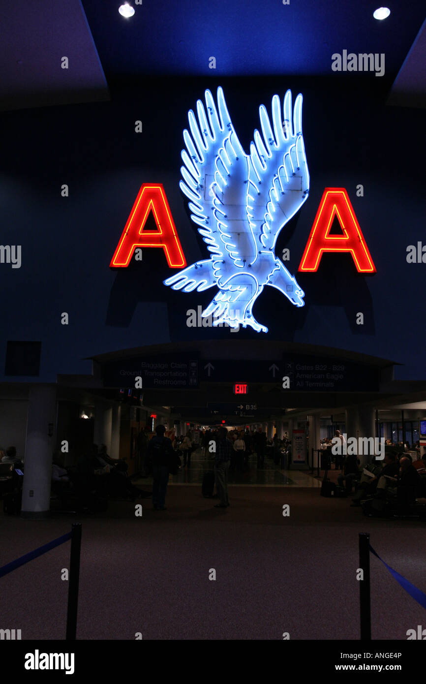 Iluminado el logotipo de American Airlines en el aeropuerto Logan de Boston  Fotografía de stock - Alamy