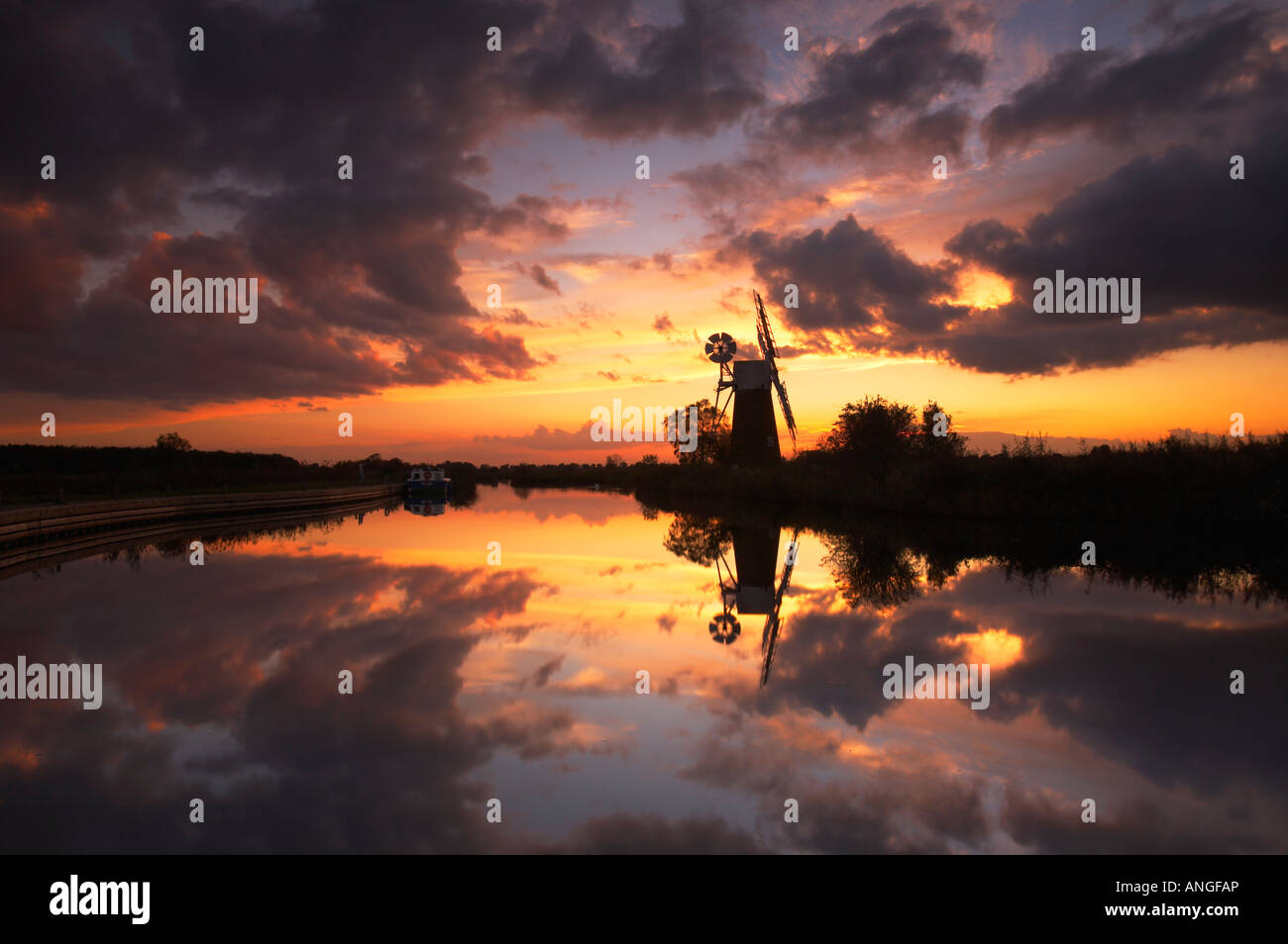 Espectacular atardecer reflejándose en el río Hormiga en el Norfolk Broads, REINO UNIDO Foto de stock