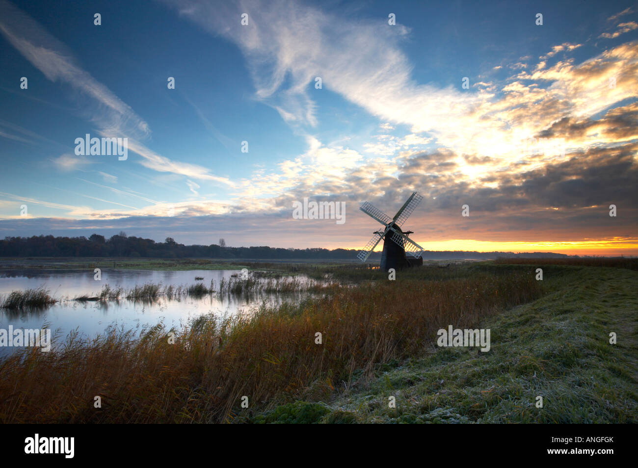Madera Herringfleet Suffolks smock molino de drenaje en el Norfolk y Suffolk Broads Foto de stock