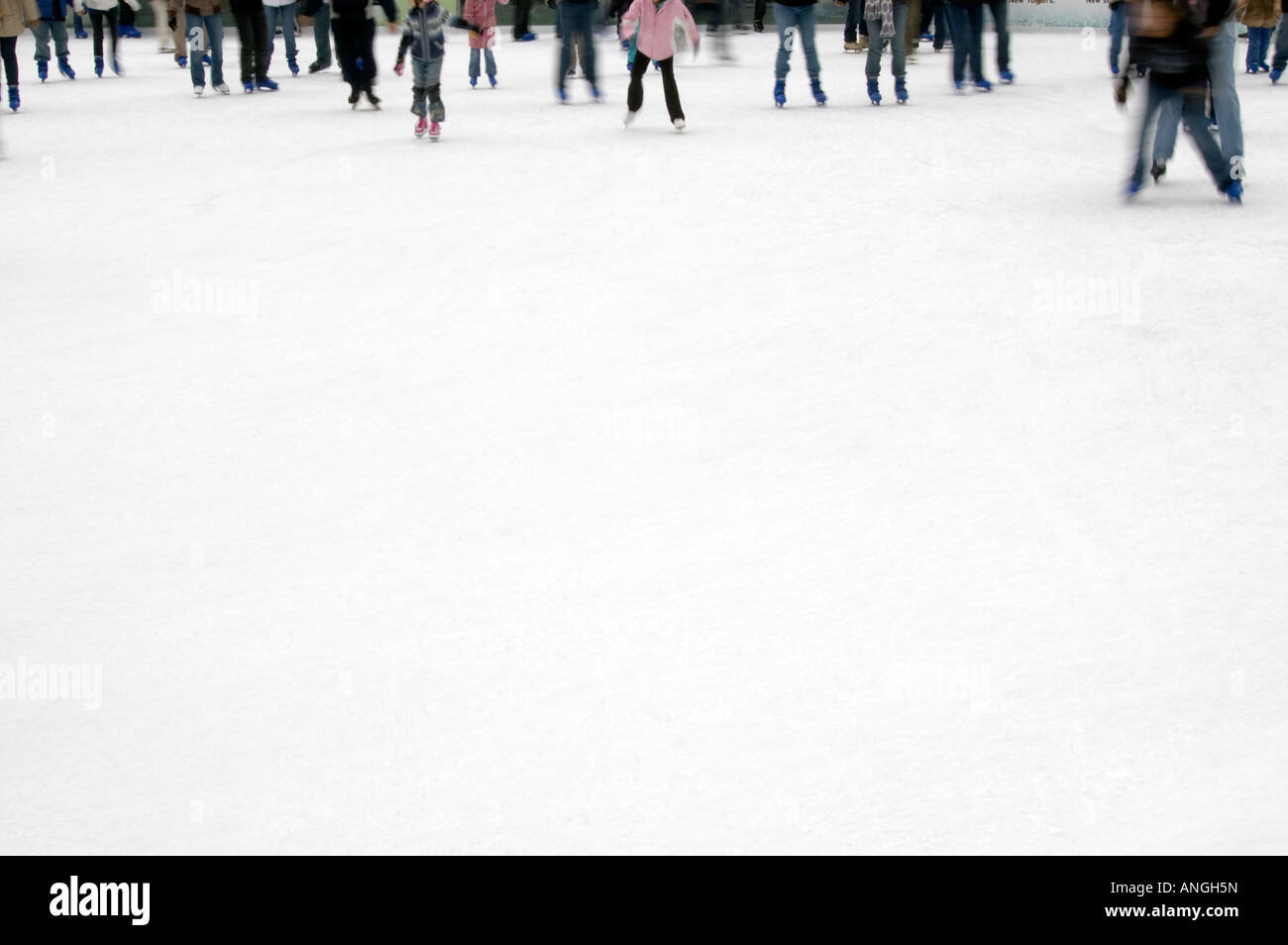 Skaters maniobrar el empaquetado del estanque en el parque Bryant pista de patinaje sobre hielo en NYC Foto de stock