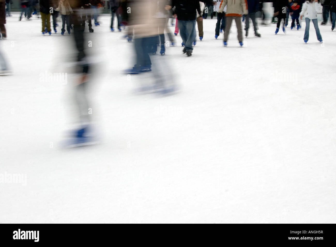 Skaters maniobrar el empaquetado del estanque en el parque Bryant pista de patinaje sobre hielo en NYC Foto de stock