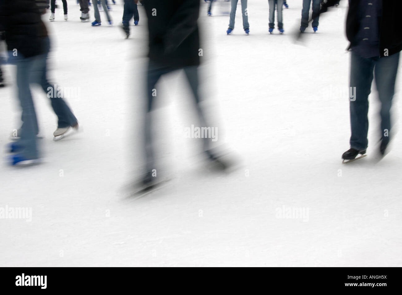 Skaters maniobrar el empaquetado del estanque en el parque Bryant pista de patinaje sobre hielo en NYC Foto de stock