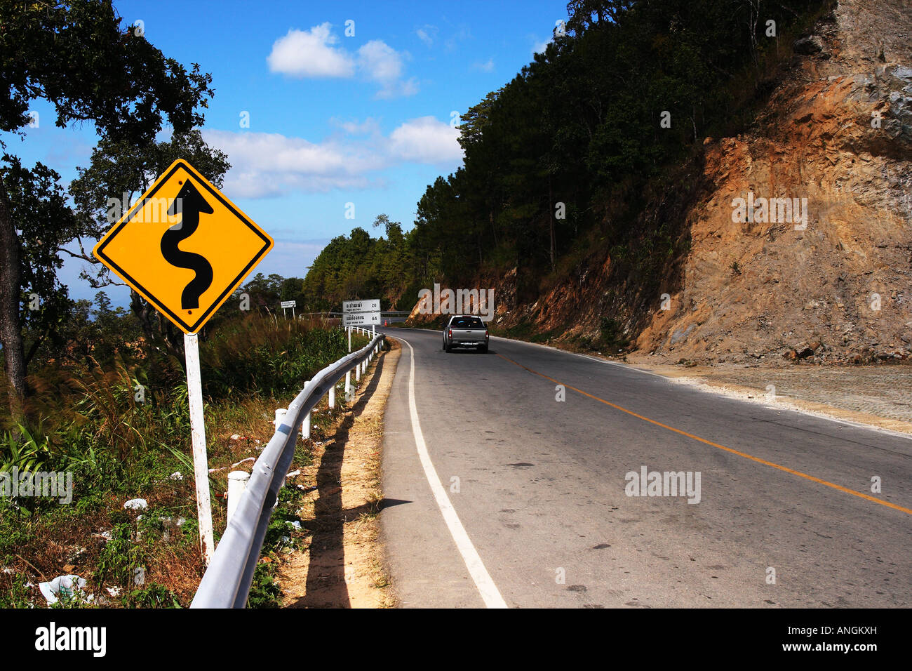 Señal de tráfico advirtiendo al conductor de la peligrosa curva en Mae Hong Son, Tailandia Foto de stock