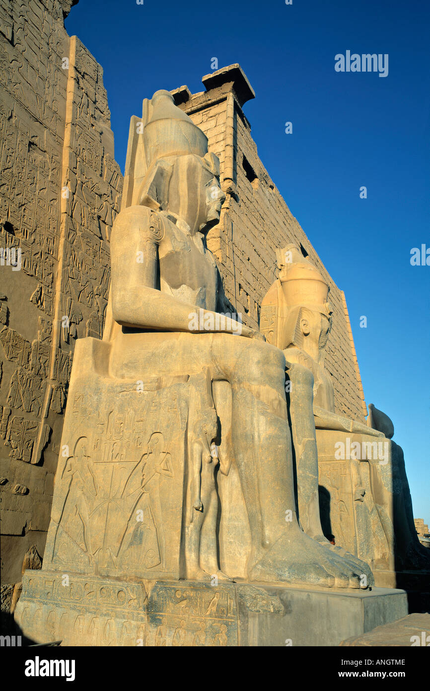 El coloso de Ramsés II, el Templo de Luxor, Luxor, Egipto Foto de stock