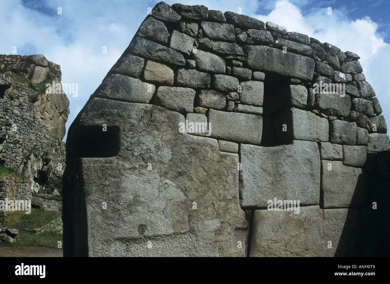 En la sagrada ciudad Inca de Machu Picchu, una construcción Inca con una piedra de 32 caras es uno de los santuarios muchas maravillas Foto de stock