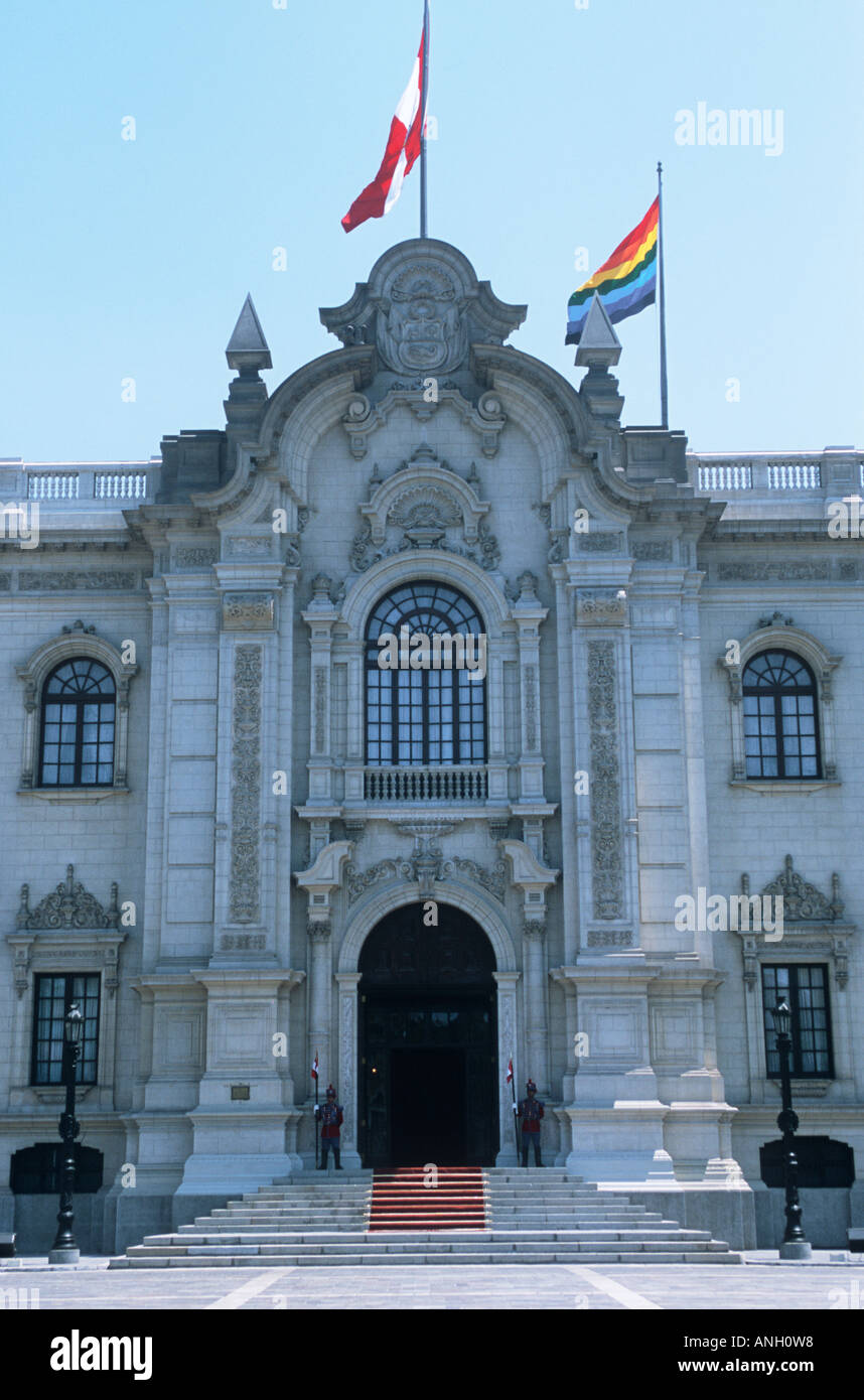 El palacio presidencial en la Plaza Mayor de Lima, capital de Perú Foto de stock