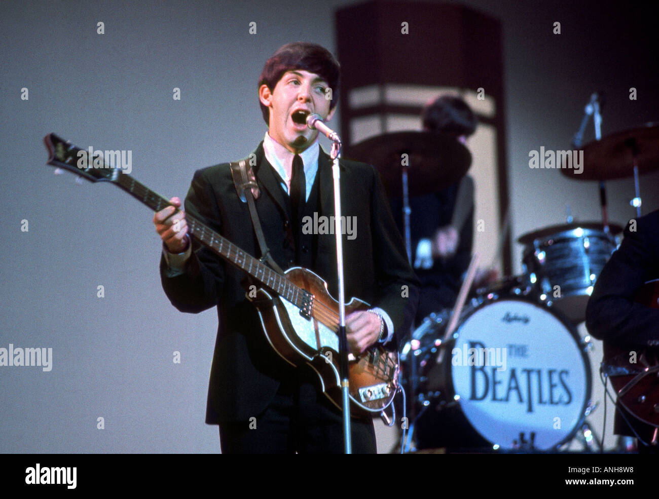 Beatle Paul McCartney en 1964 con su guitarra Rickenbaker Fotografía de  stock - Alamy