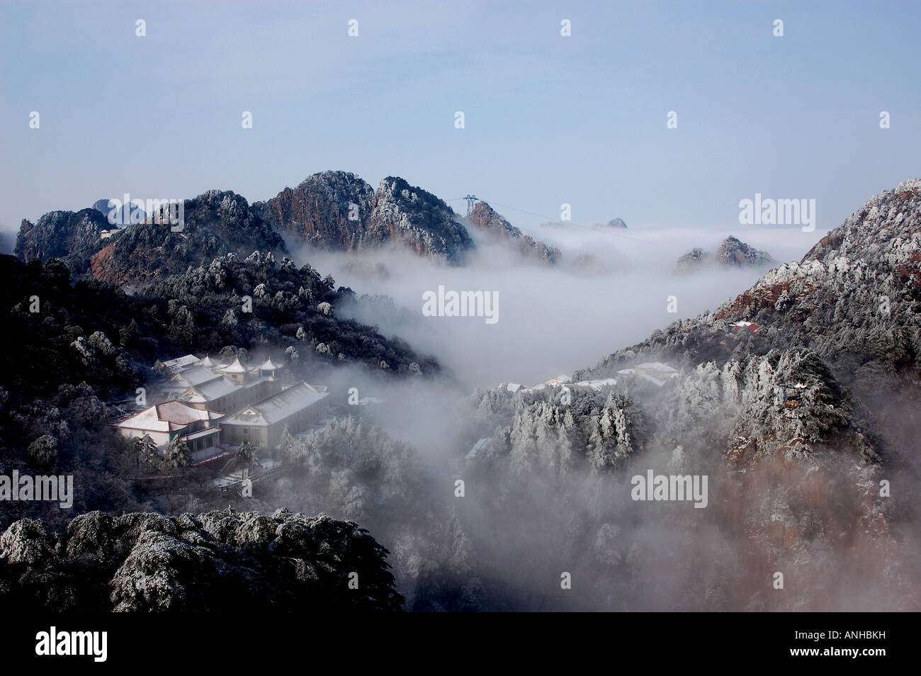 Bajo nubes colgantes en Chinas Huang Shan mountain Foto de stock